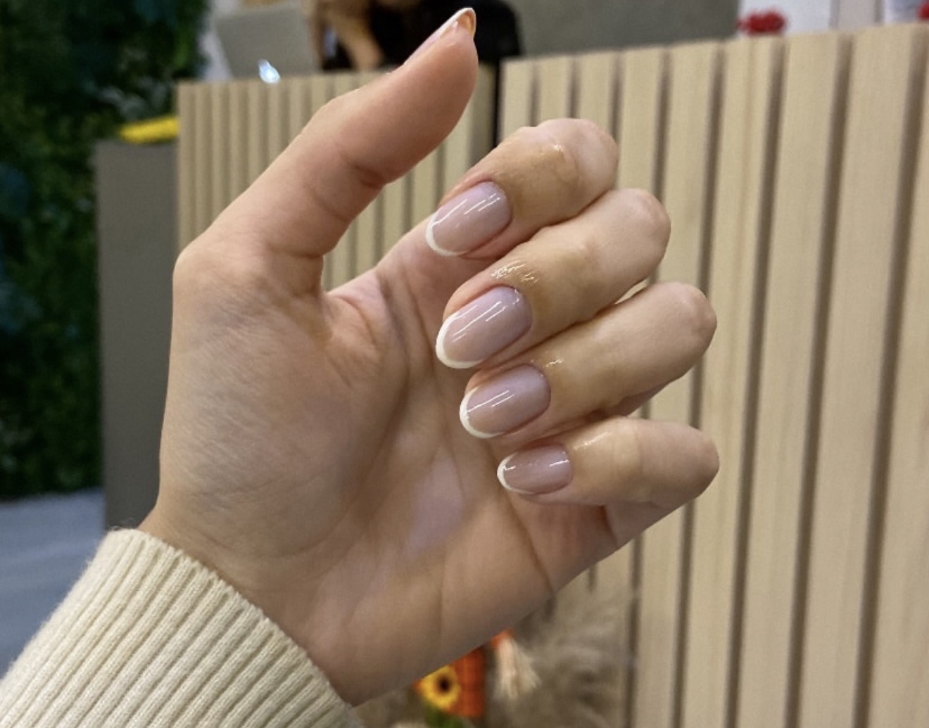 Unhas com manicure e acabamento delicado